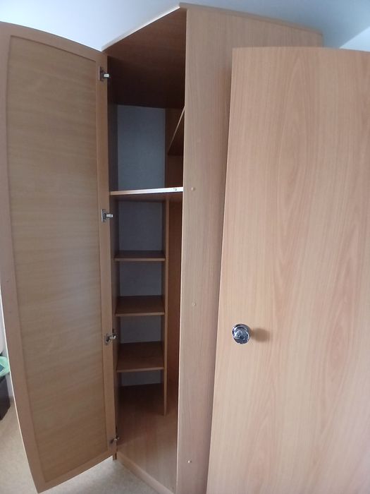 Продам угловой шкаф с зеркалом на двери!