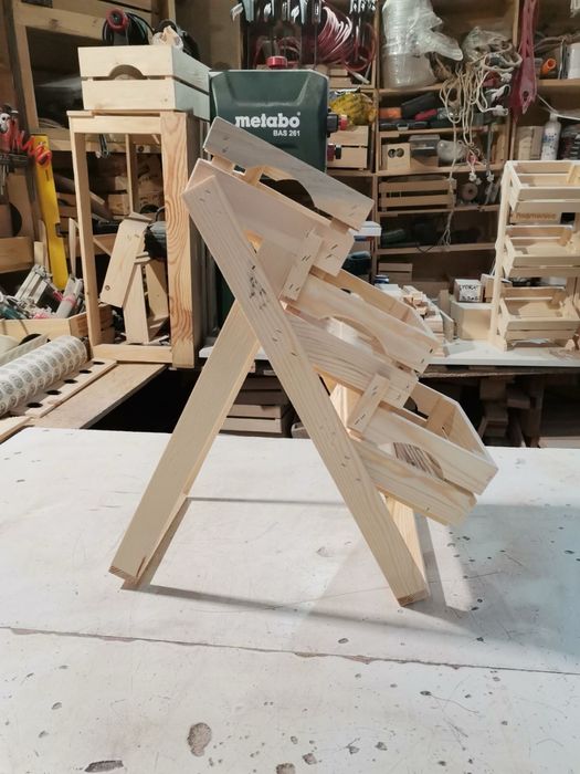 Мини стъпаловиден дървен стелаж с 3 мини щайги