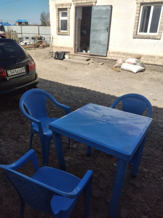 стол и стулья пластмассовык