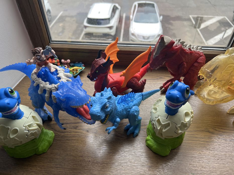 Продам игрушки динозавры