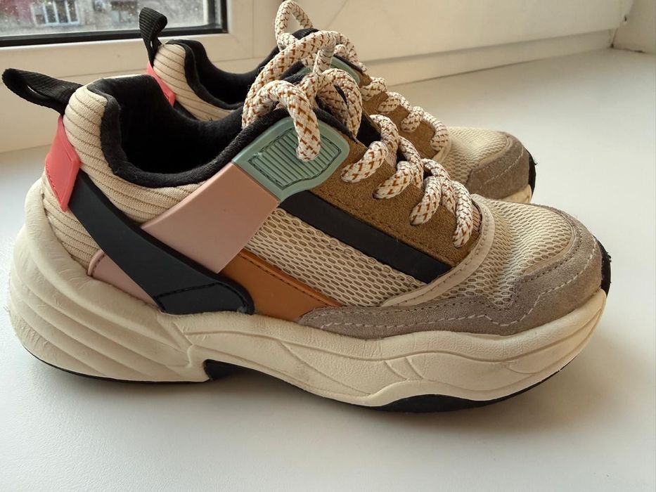 Кроссовки Зара на девочку.