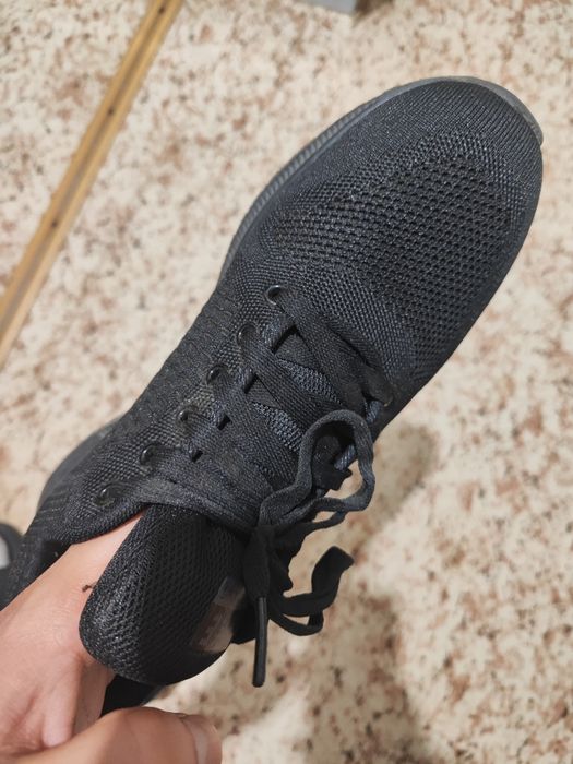 Продам новые черные кроссовки