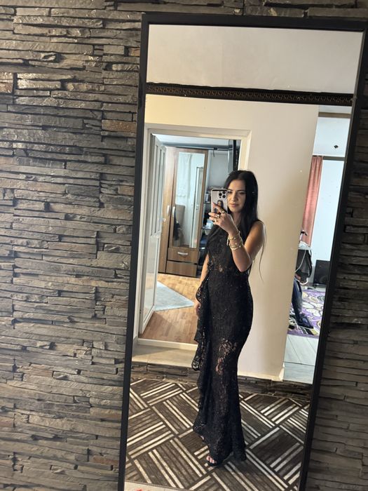 Vand rochie de ocazie . Rochia a fost purtata doar o data . Nu prezinta nici macar o deteriorare