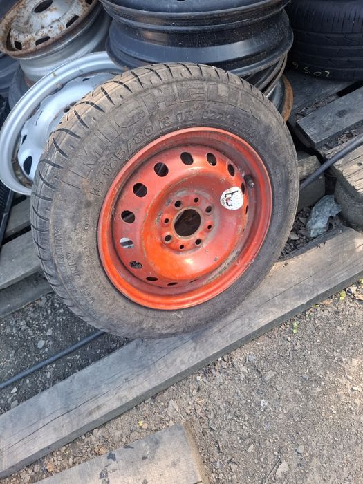 Vand roata R 13 fiat buna cu anvelopa 135 80 13