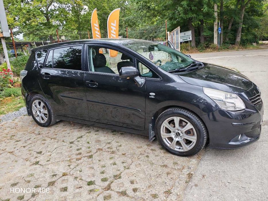 Продавам лек автомобил TOYOTA VERSO в отлично състояние