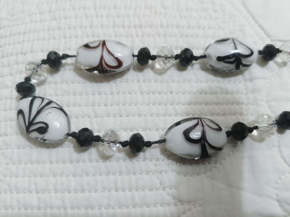 Колье. Брошки и сережка