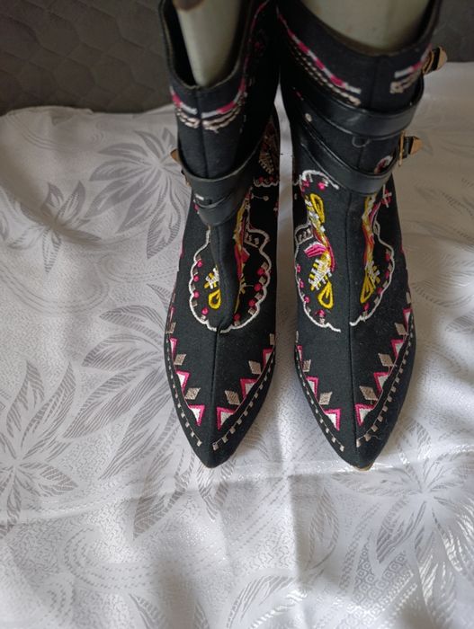 Cizme elegante cu broderie Tradițională