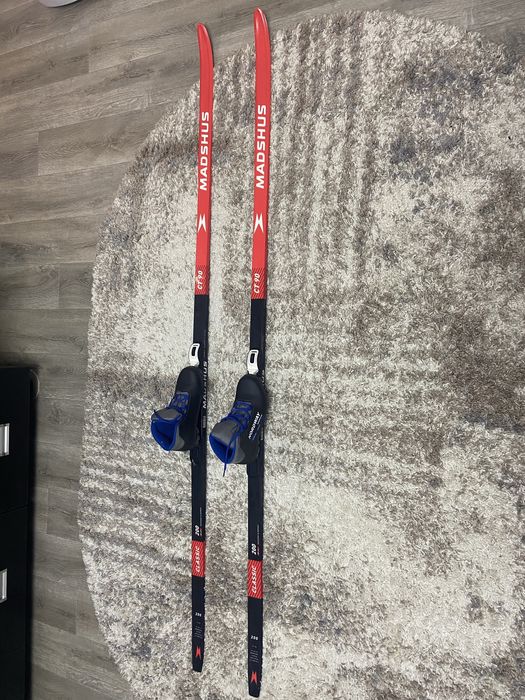 Лыжи беговые.