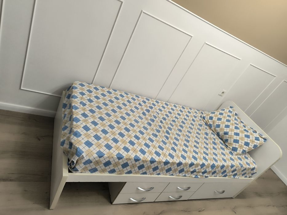 Кровать с ящичками для одежды и выдвижным пуфом. Без матраса