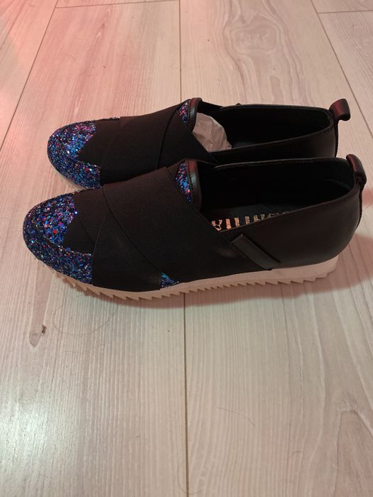 Vând pantofi John Galliano