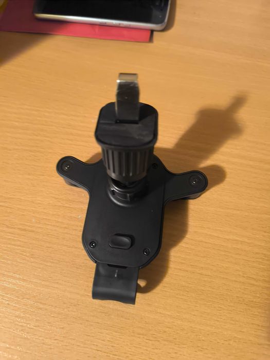 Продавам стойка за телефон за кола-10 ев.