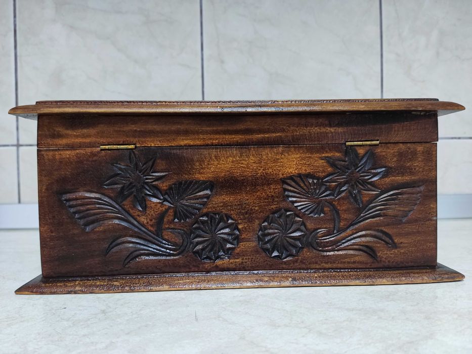 Caseta, cutie veche sculptata, din lemn masiv