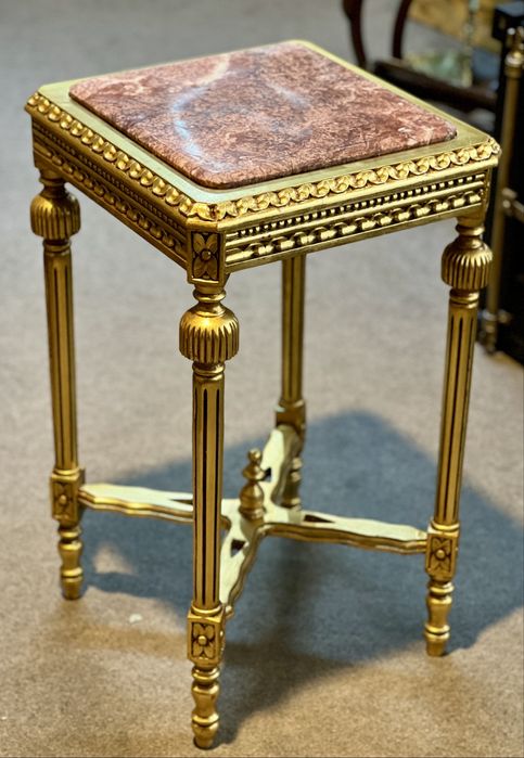 Măsuță decorativă cu blat din marmură – stil clasic, impecabilă