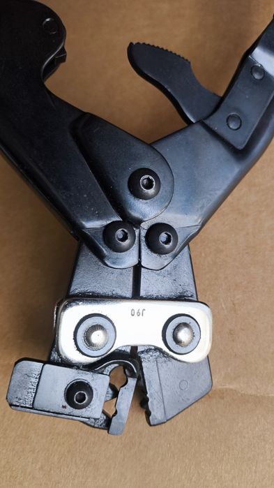 Клещи за кримпване (кербоване) на кабелни обувки и два кабела с гилза