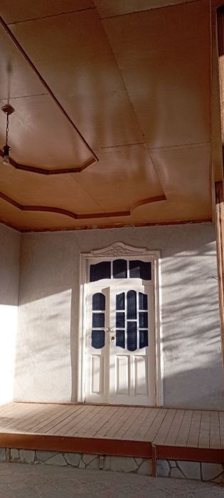 Buxoro viloyati Qorako'l tumani sentrda joylashgan uy sotiladi