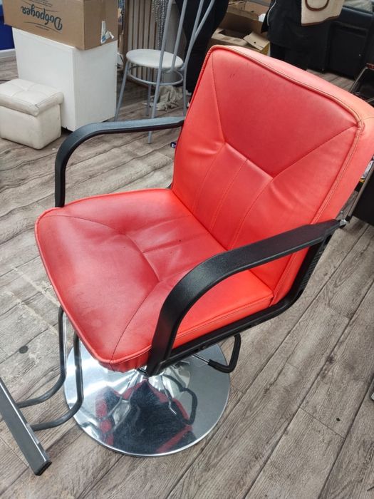 Продаётся удобное парикмахерское кресло