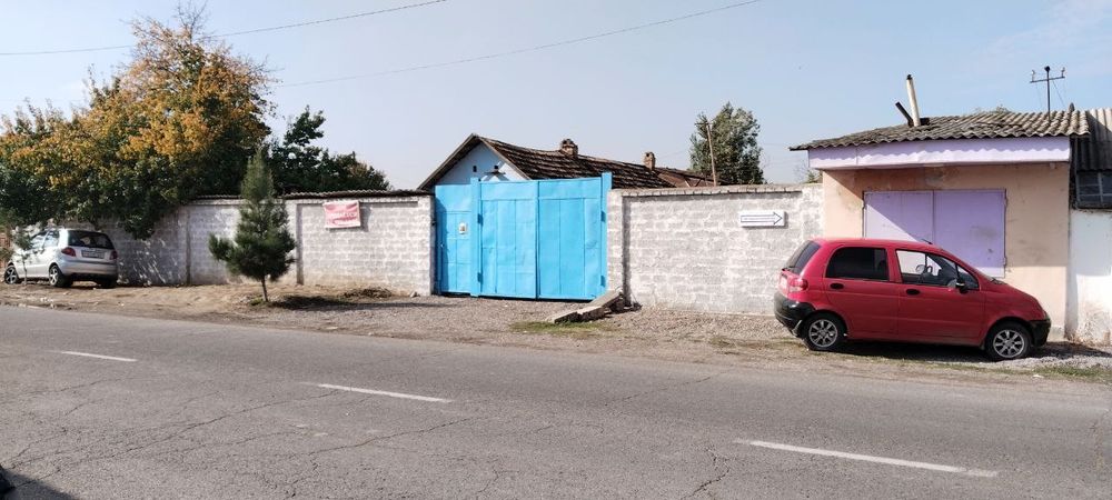 Янгибозорда Уй  сотилади