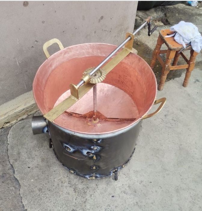Vand caldare din cupru alimentar capacitate de 120 litri cu fundu de 3m pereți de 2m mai multe detalii la tel am și pe stoc 60 litri 70 litri 80 litri