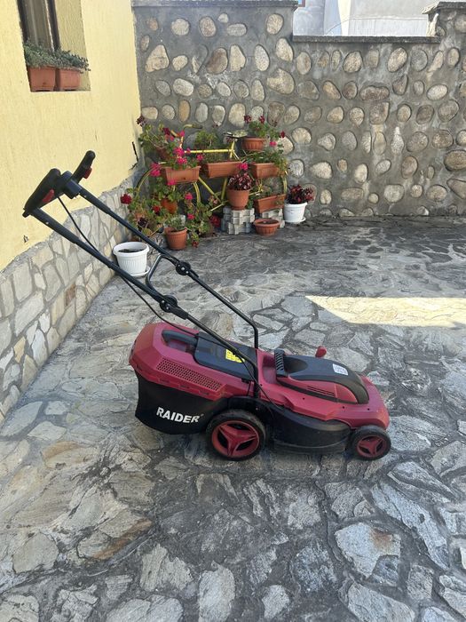 Електричекса косачка Raider 2000W 43см