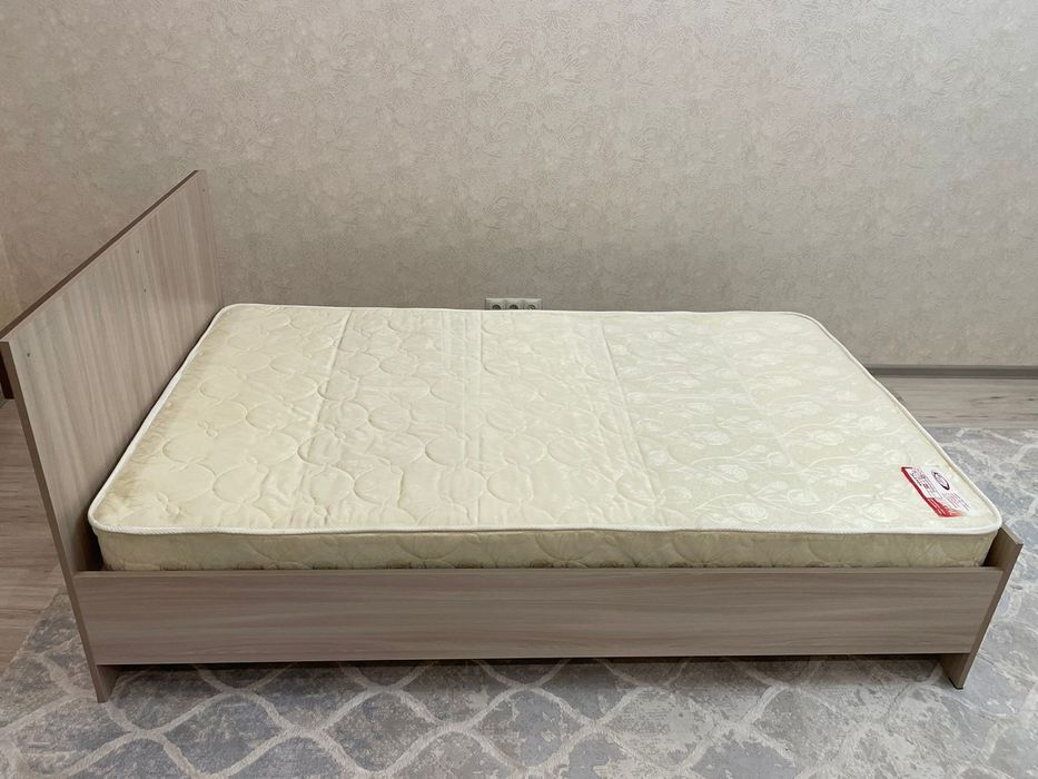 Продам кровать с матрасом
