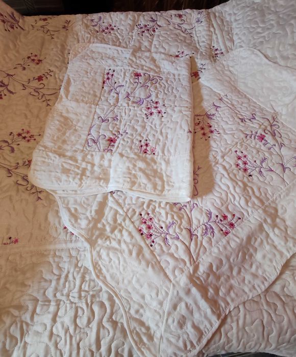 Vând cuvertură pat cu 2 fețe de pernă
