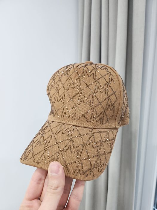 Неупотребена шапка с камъни