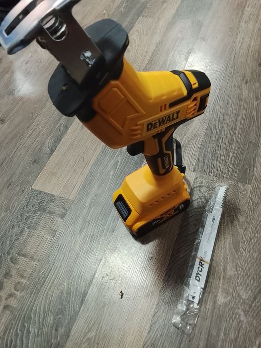 Fierestrău sabie DeWalt cu o baterie de 6 a