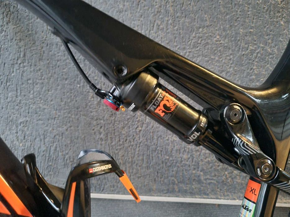 Карбонов велосипед КТМ