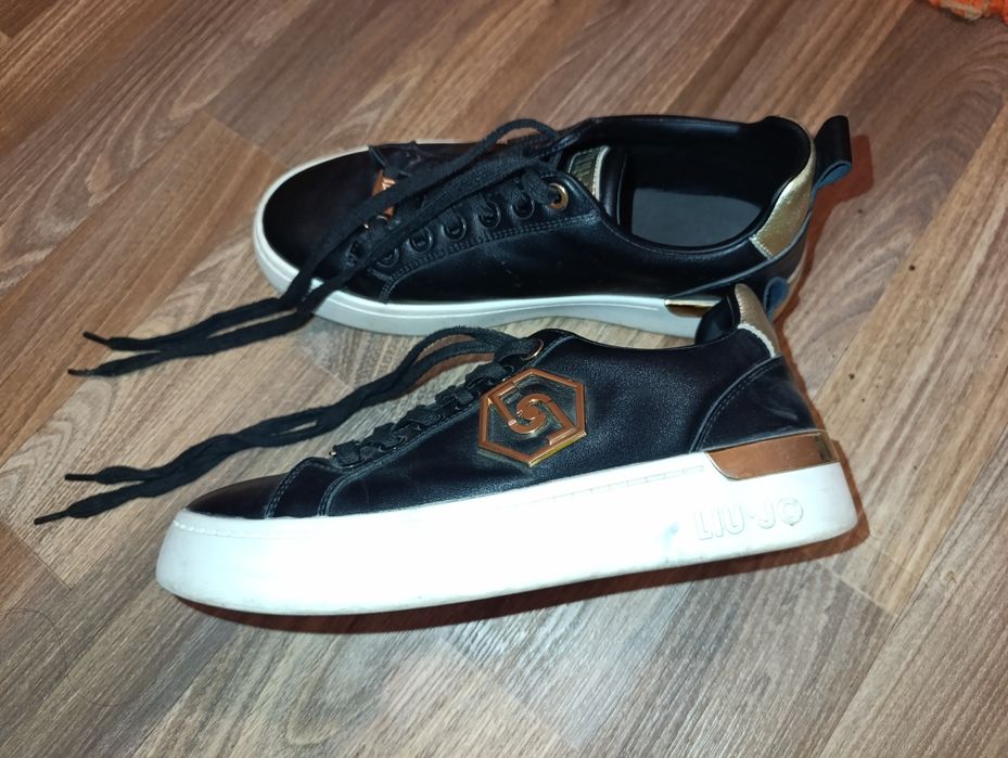 Кроссовки женские