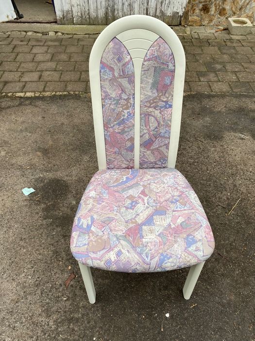 URGENT ,Vând 24 de scaune din lemn masiv