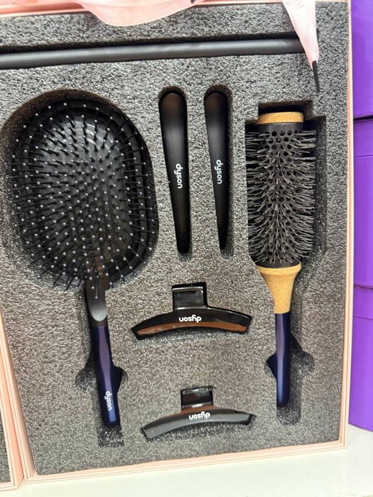 Набор рассчесок от dyson доставка есть