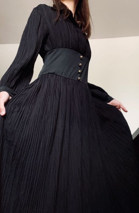 Rochie neagră plisată