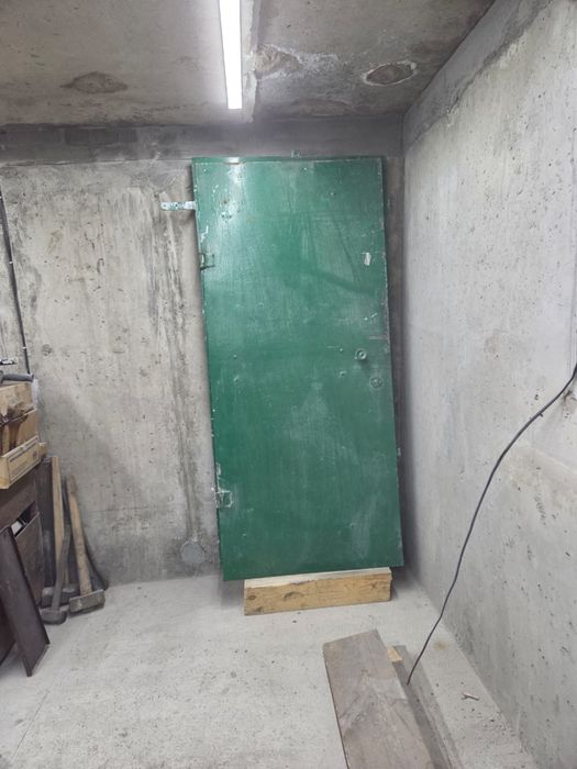 Дверь металлическая с замком