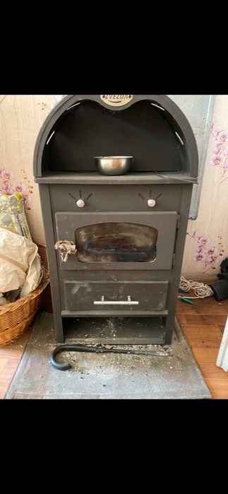 Голяма печка, камина на дърва и въглища