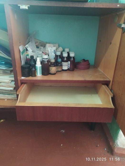 Продам тумбочку под телевизор.