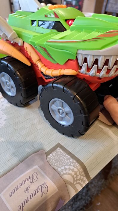 Интерактивна кола акула