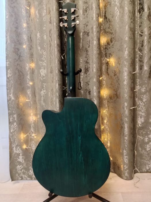 Продаю акустическую гитару!