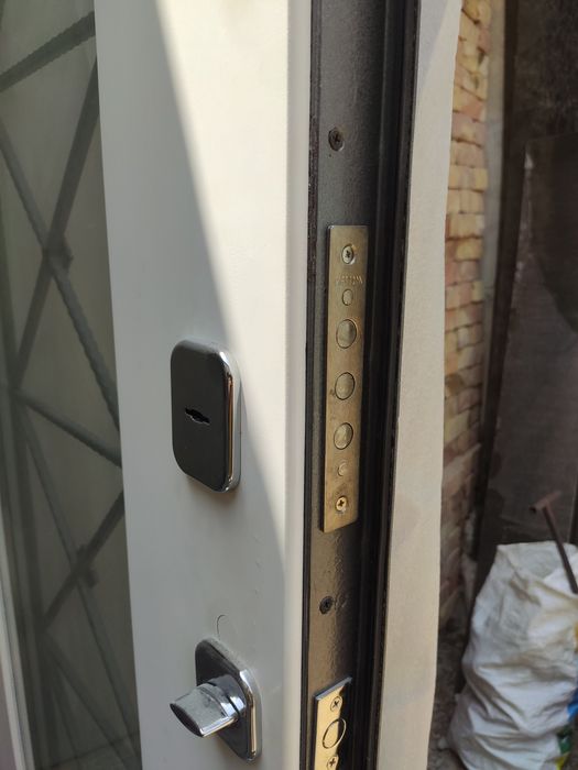 Железная дверь со стеклопакетов  и ковкой