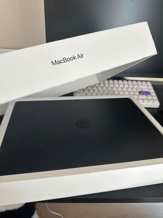 MacBook AIR 15” M2, 8gb RAM, 256SSD