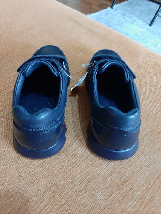 Туфли на мальчика 32 размер.