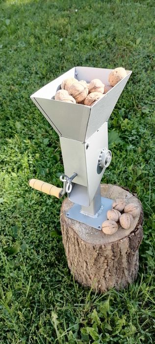 Mașina de spart nuci manuala/la bormasina
