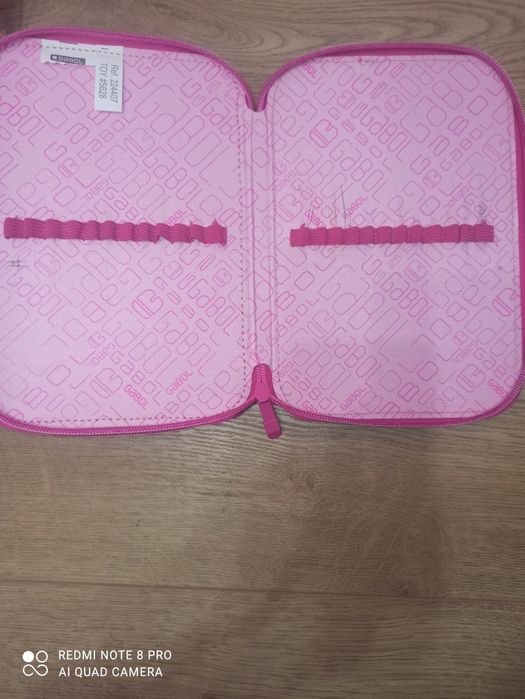 Несесер на Gabol, цветни моливи, маркери за подчертаване и флумастери.