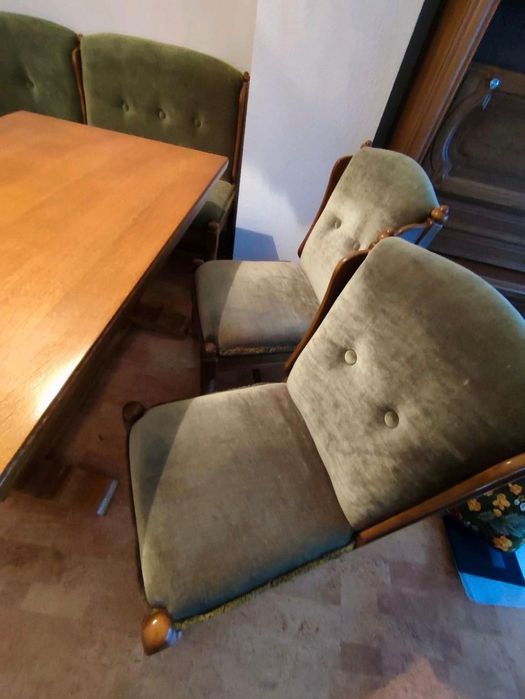 Colțar cu masa și două scaune