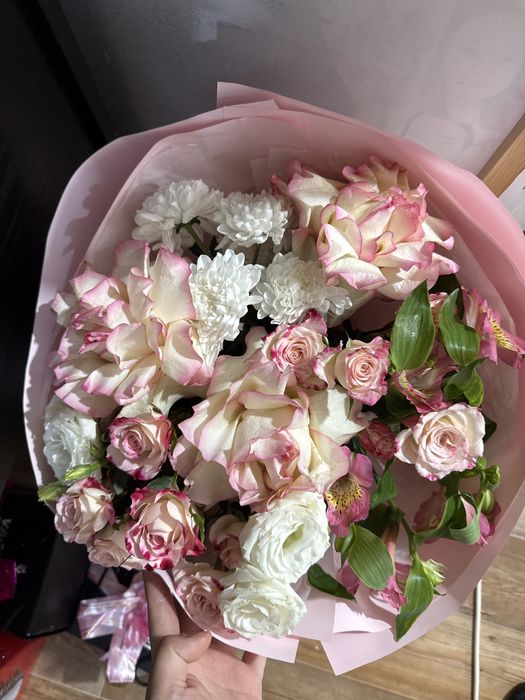 Жеңілдікпен гүлдер сатылады