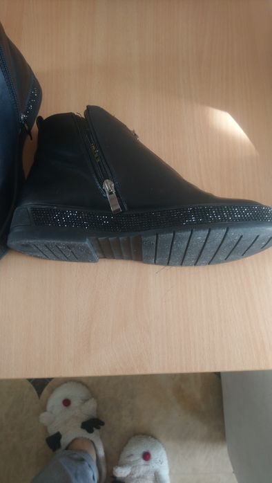 Продаётся обувь осень весна.