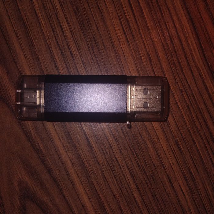Vând un stik usb 32 gb