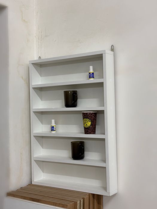 Lak polka lak va kichik buyumlar Лак полка для лак для дома и салона