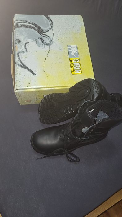 Particular vând bocanci pentru bărbați mărimea 46 din piele naturală.
