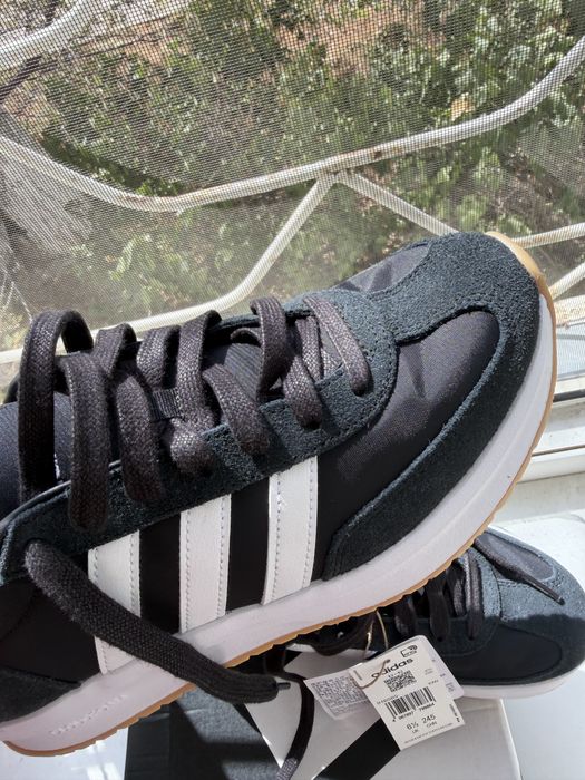 Срочно продам Adidas кроссовки