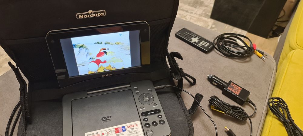 DVD Player Portabil Sony DVP-FX730 – Pachet Complet (Telecomanda + incarcator Auto + Priza)